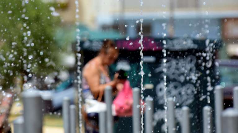 Κορυφώνεται το πρώτο κύμα καύσωνα: Εως 37 βαθμούς ο υδράργυρος και στο βάθος... καταιγίδες