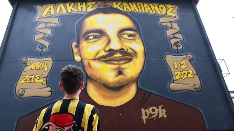 Μνημείο για τον Άλκη Καμπανό σε αυλή νηπιαγωγείου στη Χαριλάου, κοντά στο σημείο της δολοφονίας