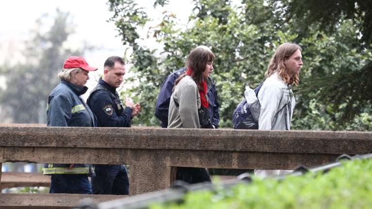 Η στιγμή της διάσωσης των τουριστών που αποκλείστηκαν στο ρέμα Προμπονά