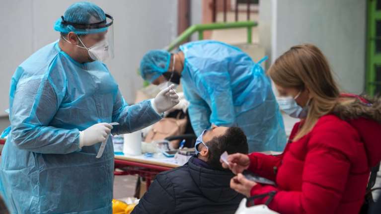 Νέα πρόστιμα: 5.000 ευρώ για όσους δεν τηρούν το πλαφόν των 47€ στα PCR test και των 10€ στα rapid