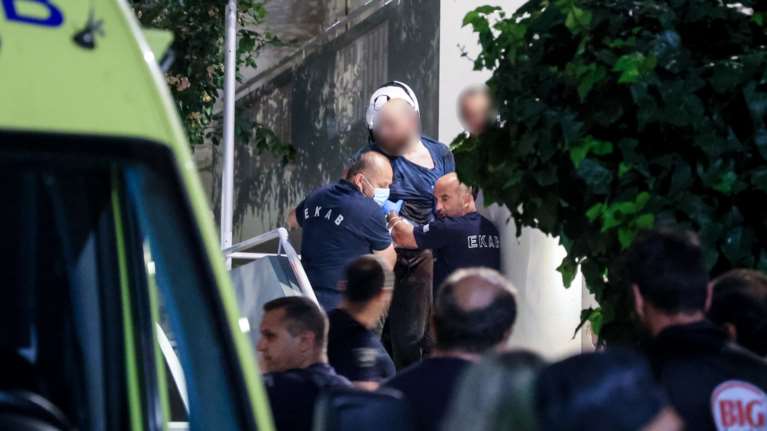 Ηράκλειο: Έπαθε αμόκ και τη μαχαίρωσε γιατί του ζήτησε να χωρίσουν - Δεν έγινε καβγάς, λέει η 36χρονη