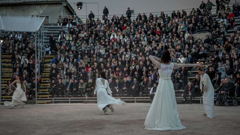 Αποθέωση Le Monde για Ελευσίνα: Η Πόλη των Αντιθέσεων - Αφιέρωμα στην Πολιτιστική Πρωτεύουσα της Ευρώπης 2023