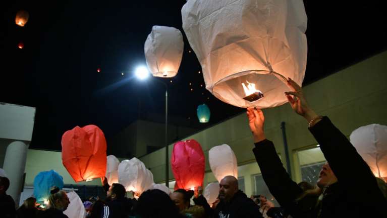 Συγκίνηση: Γέμισε με φαναράκια ο ουρανός της Λάρισας μία εβδομάδα μετά την τραγωδία στα Τέμπη [εικόνες - βίντεο]