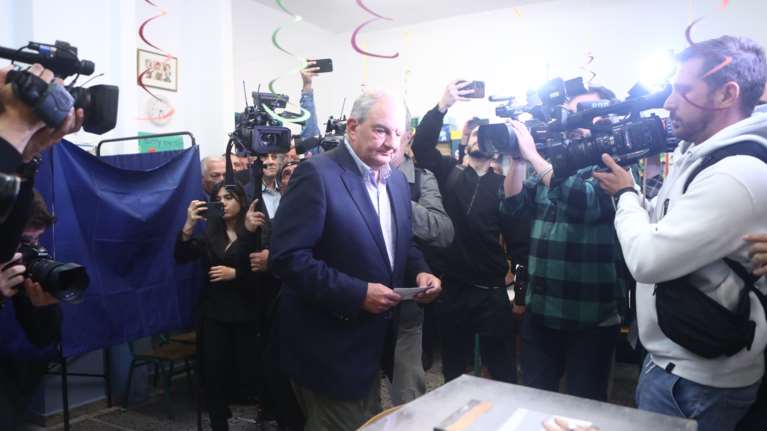 Εκλογές: Χωρίς δηλώσεις ψήφισε ο Κώστας Καραμανλής στο 1ο Δημοτικό Σχολείο Θεσσαλονίκης