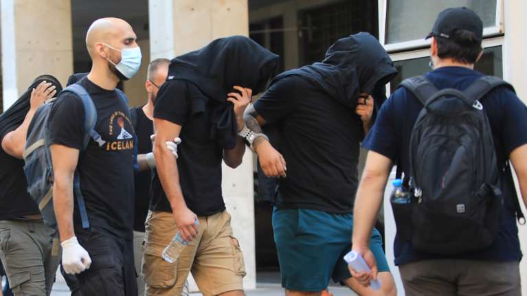 Νέα Φιλαδέλφεια: Τρεις μέρες σερί θα απολογούνται οι χούλιγκαν - Έρευνες για ταυτοποίηση του δολοφόνου του Μιχάλη