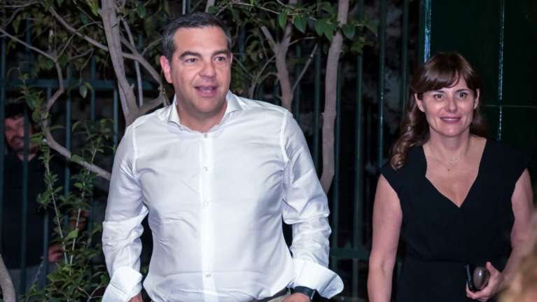 Ο Τσίπρας με την Μπαζιάνα αγόρασαν το σπίτι τους στην Κυψέλη με τραπεζικό δάνειο 580.000 ευρώ