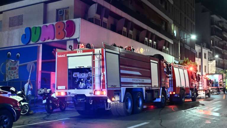 Πειραιάς: Φωτιά σε μεγάλο εμπορικό κατάστημα - Ισχυρές δυνάμεις της Πυροσβεστικής στο σημείο [βίντεο]
