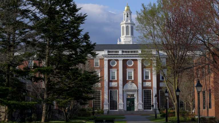 Το Χάρβαρντ προσέφυγε στη δικαιοσύνη εναντίον της κυβέρνησης Τραμπ εξαιτίας του παγώματος κρατικών επιδοτήσεων