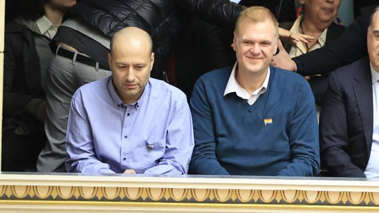 Παρουσία αστυνομικών έγινε ο πρώτος γάμος ομόφυλου ζευγαριού στην Ελλάδα - Οι απειλές στο ζευγάρι