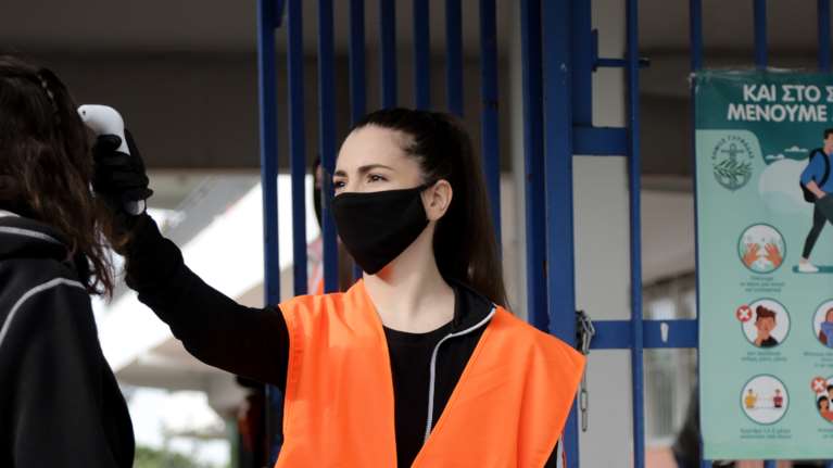 Άνοιγμα σχολείων: Διαφωνούν μεταξύ τους οι λοιμωξιολόγοι - Τα τρία &quot;στρατόπεδα&quot; και οι προτάσεις τους