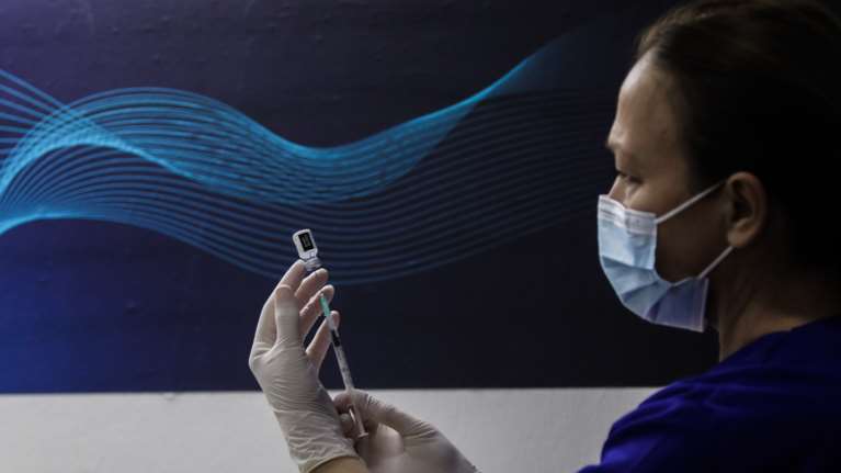 Πρόβλημα: Η Ευρώπη ξεμένει από εμβόλια - Μειώνει την παραγωγή και η AstraZenneca μετά την Pfizer