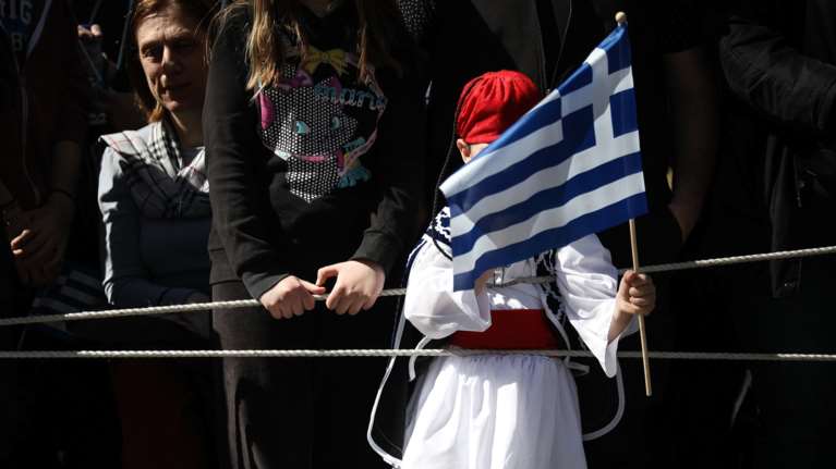 Μουντός ο καιρός σήμερα με συννεφιά και σκόνη - Ποιες παρελάσεις θα γίνουν με βροχή