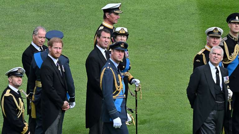 Τους ένωσε το πένθος: Οι ασυνήθιστες σκηνές με τα &quot;άσπονδα&quot; μέλη της βασιλικής οικογένειας ξανά μαζί [Εικόνες]