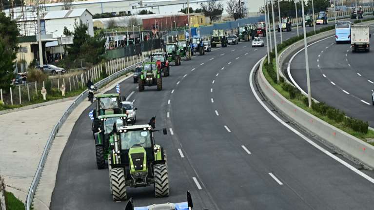 Φτάνουν στην πρωτεύουσα τα τρακτέρ - Αποφύγετε το κέντρο της Αθήνας, λέει η αστυνομία [εικόνες - βίντεο]