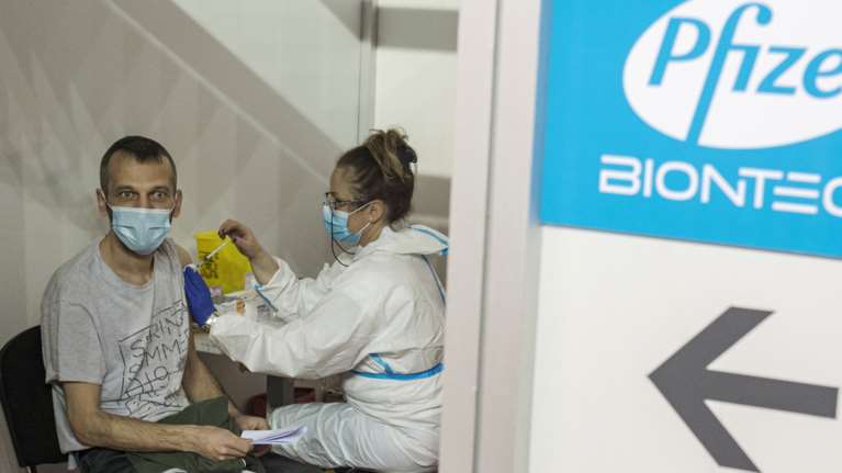 Εμβόλιο Pfizer: Μετά από 9-12 μήνες και 3η δόση για ανοσία στο 100% - Κάθε πότε χρειάζεται επανάληψη