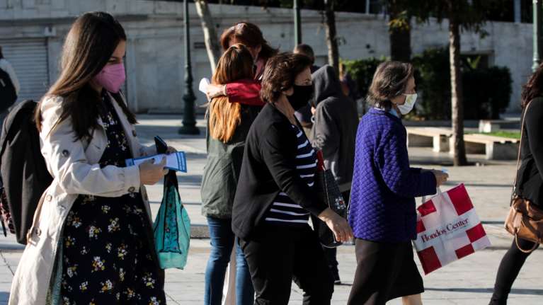 &quot;Lockdown&quot; των ανεμβολίαστων: Σε ισχύ τα νέα περιοριστικά μέτρα - Υποχρεωτικά rapid test για να μπουν... σχεδόν παντού