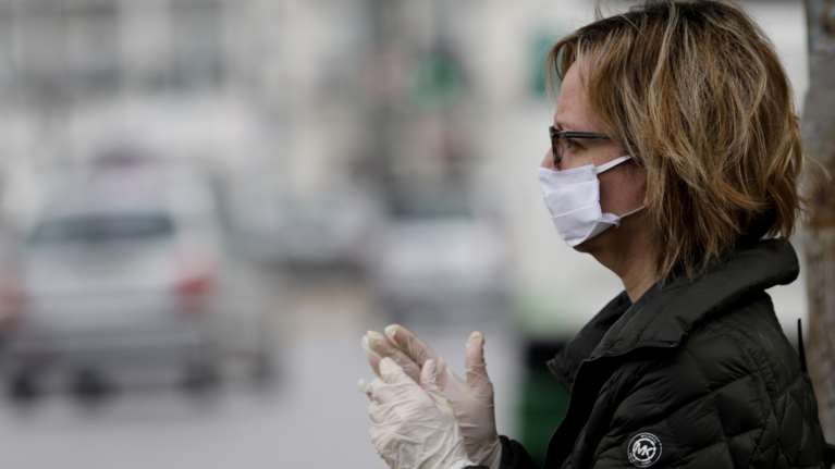 Μάσκες: Πόσο κοστίζουν οι χειρουργικές και οι υφασμάτινες - Πού είναι υποχρεωτική η χρήση τους [Βίντεο]