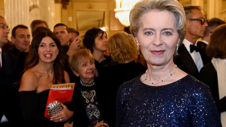 Βρυξέλλες: Τρελοί μισθοί για τους ευρω-υπαλλήλους: 30.000 τον μήνα η φον ντερ Λάιεν, 10 χιλιάδες ευρώ οι ευρωβουλευτές