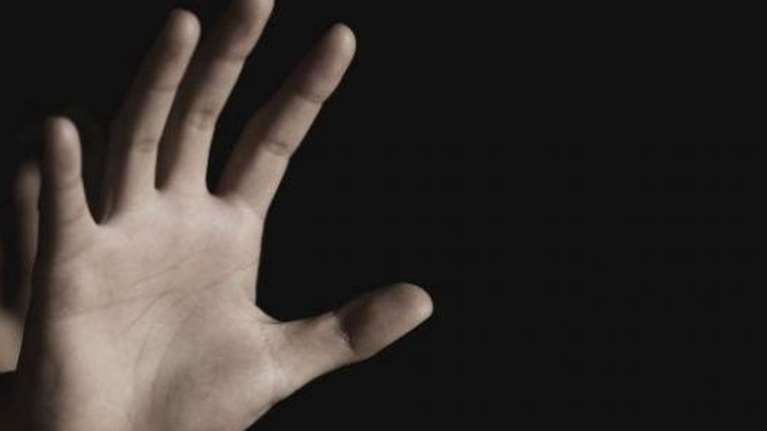 Βιασμός στην Κάλυμνο: Δεν της είπαμε να μην κάνει μήνυση, λένε οι αστυνομικοί - &quot;Μου είπαν ότι θα βρω τον μπελά μου&quot;, λέει η 19χρονη