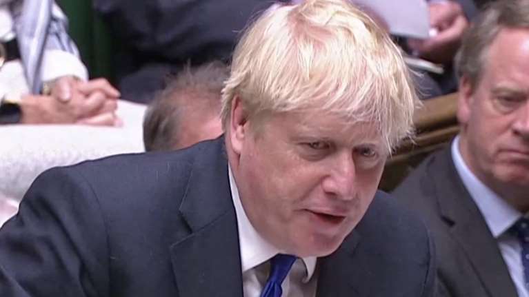 Δεν αφήνει την καρέκλα ο Τζόνσον: &quot;Θα συνεχίσω να είμαι πρωθυπουργός&quot; - Ομάδα υπουργών ίσως του ζητήσει να παραιτηθεί