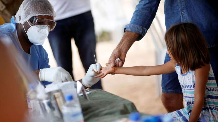 Κορονοϊός: Τα παιδιά του Δημοτικού έχουν μόλις το 1/16 του ιικού φορτίου των 80άρηδων