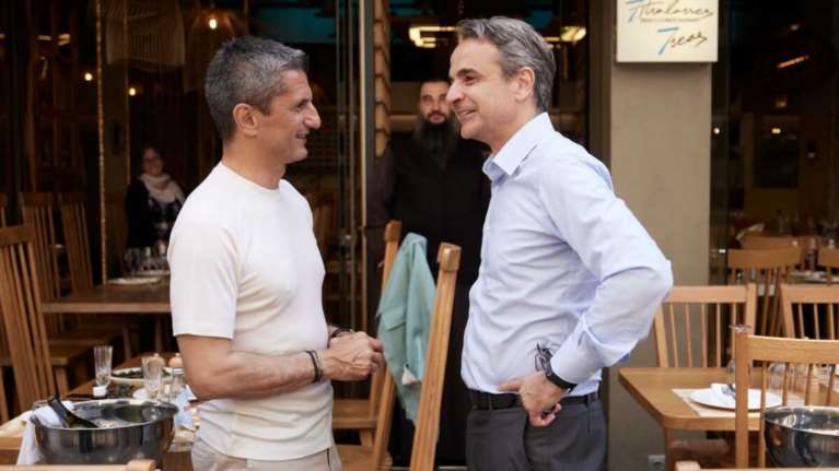 Θεσσαλονίκη: Ο Μητσοτάκης συναντήθηκε τυχαία με τον Λουτσέσκου - Τα συγχαρητήρια για το πρωτάθλημα και η φωτό με τη Μαρέβα