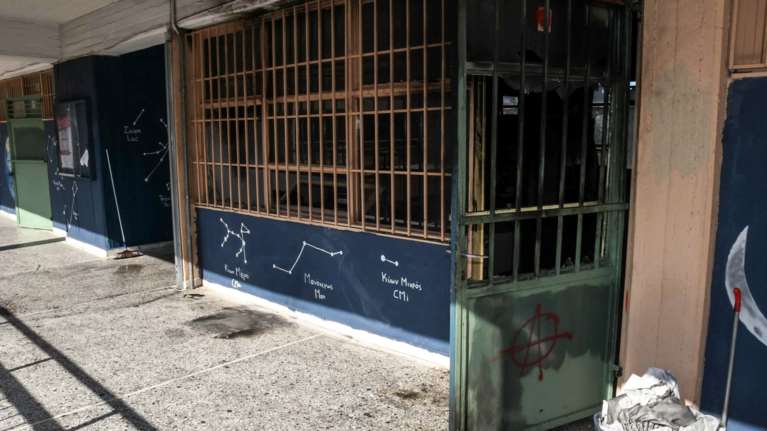 Θεσσαλονίκη: Νεαροί μπούκαραν σε ΕΠΑΛ και τα έκαναν γυαλιά – καρφιά - Δέκα συλλήψεις