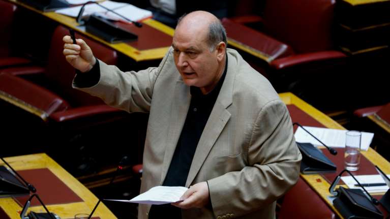 Καταγγελία Φίλη για διαρροή προσωπικών δεδομένων καθηγητών και μαθητών - Κατέθεσε στικάκι στη Βουλή