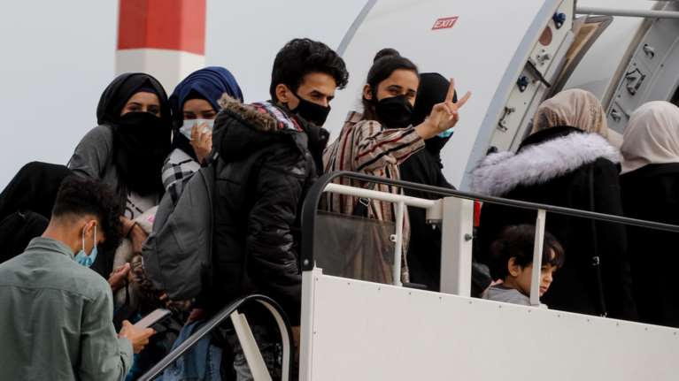 ΜΚΟ θεωρούν ότι η Ελλάδα είναι &quot;ξέφραγο αμπέλι&quot;- Ηρθαν με αεροπλάνο για να πάρουν πρόσφυγες, μπλόκο στην προσγείωση