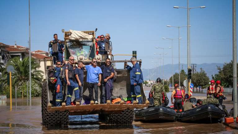 Λάρισα: Με εκσκαφείς και μπουλντόζες απομακρύνουν τους κατοίκους από τις πλημμυρισμένες περιοχές [βίντεο]