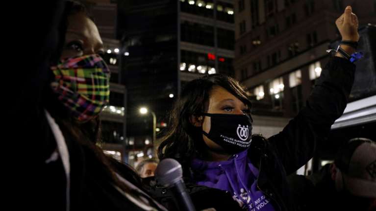 Επεισόδια στη Μινεάπολη μετά από τον θάνατο νεαρού που πυροβόλησε αστυνομικούς