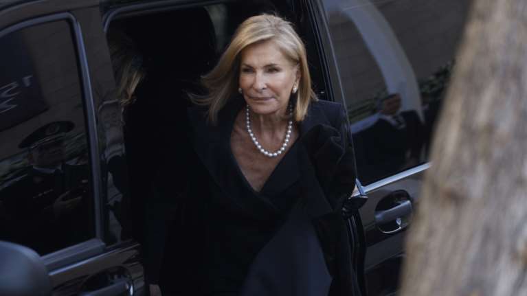 Τις έσβησε όλες η μητέρα της Τατιάνας Μπλάτνικ: Η αριστοκρατική εμφάνιση με μαύρο κρουαζέ blazer dress και πέρλες