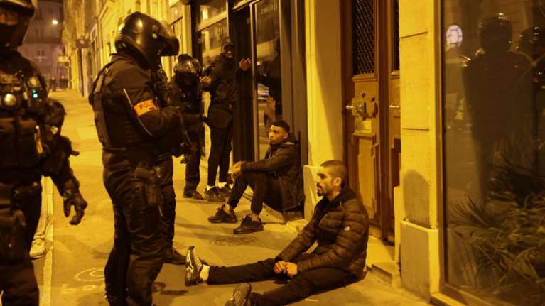 Γαλλία: Δωρεές άνω των 670.000 ευρώ υπέρ του αστυνομικού που πυροβόλησε και σκότωσε τον 17χρονο Ναέλ