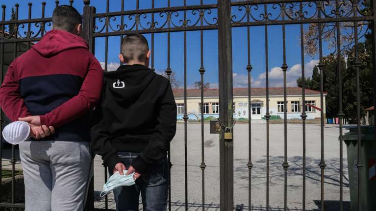 Άνοιγμα σχολείων: Το στοίχημα της... μάσκας - Σήμερα οι οδηγίες προς μαθητές και εκπαιδευτικούς