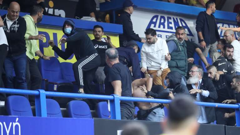 Συνεχίζεται το ματς Περιστέρι - ΑΕΚ μετά το ξύλο στις εξέδρες - Τι αποφάσισαν οι διατητές [εικόνες]