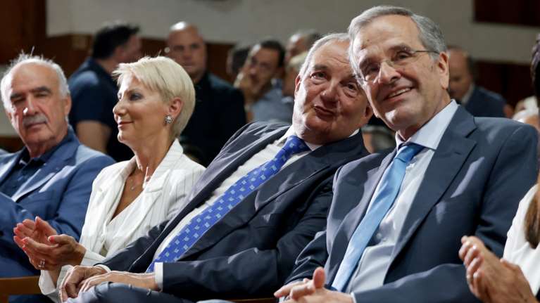 Κυβερνητικές πηγές για ομιλίες Σαμαρά-Καραμανλή: "Δεν σχολιάζουμε δηλώσεις ή ομιλίες πρώην πρωθυπουργών"