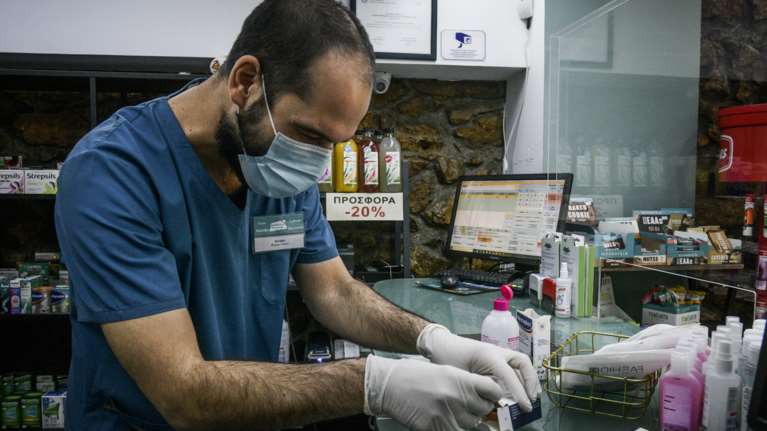 Κατηγορηματικά αντίθετοι οι φαρμακοποιοί στη διενέργεια των self test από τα φαρμακεία