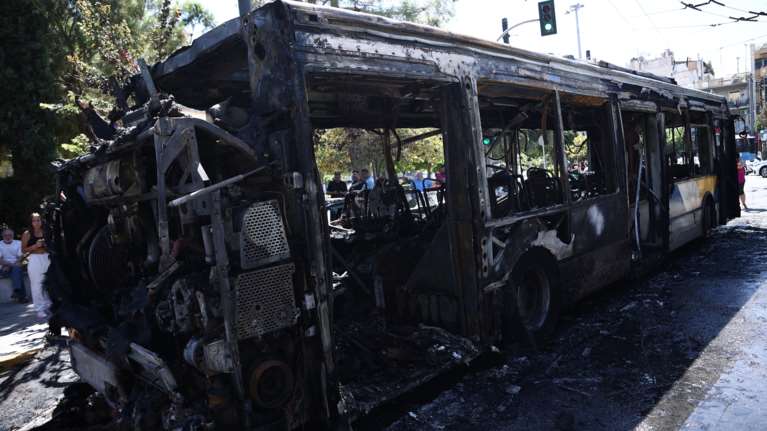 Φωτιά σε αστικό λεωφορείο στο Ρέντη - Απομακρύνθηκαν άμεσα οι επιβάτες [εικόνες-βίντεο]
