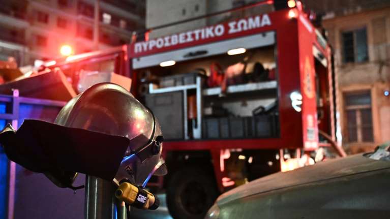 Φωτιά σε εγκαταλελειμμένο κτίριο στο κέντρο της Αθήνας - Μεγάλη κινητοποίηση της Πυροσβεστικής
