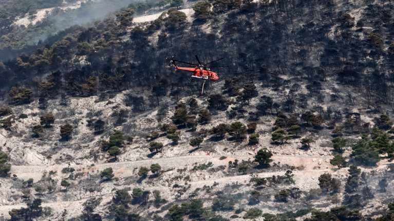 Εκπρόσωπος Πυροσβεστικής: Απαγορεύεται η πτήση drone στις πυρκαγιές – Συνολικά 60 τραυματίες πυροσβέστες στη μάχη με τις φλόγες