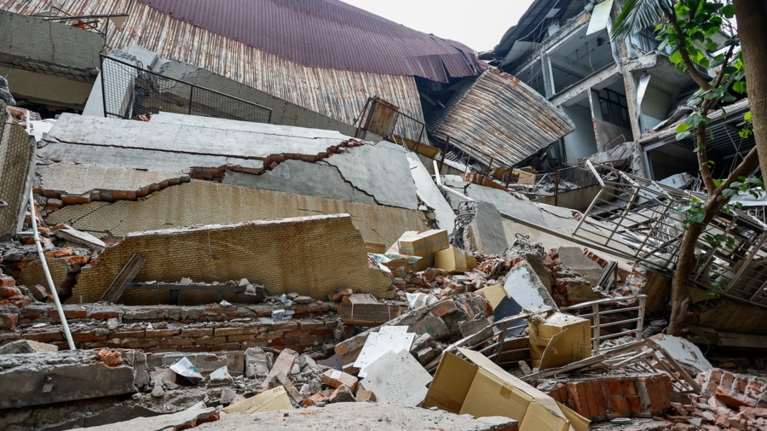 Εικόνες αποκάλυψης στην Ταϊβάν μετά τον σεισμό των 7,5 Ρίχτερ : 9 νεκροί, 736 τραυματίες και 77 εγκλωβισμένοι