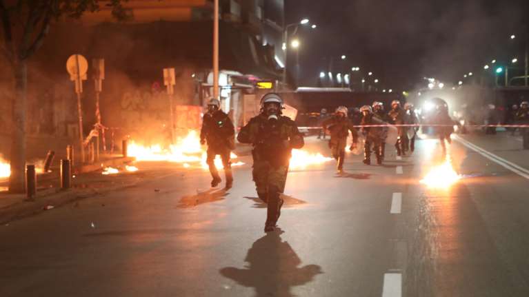 Πολυτεχνείο: Ειρηνική η μεγάλη πορεία στην Αθήνα - Επεισόδια και μολότοφ στη Θεσσαλονίκη [εικόνες]