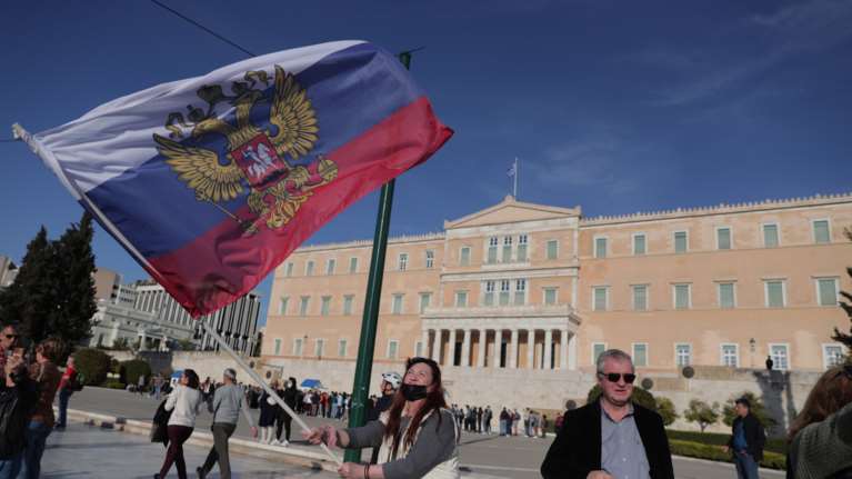 Πόλεμος στην Ουκρανία: Συγκέντρωση Ουκρανών στο Σύνταγμα -  Αυτοκινητοπομπή Ρώσων στην Ομόνοια [εικόνες]