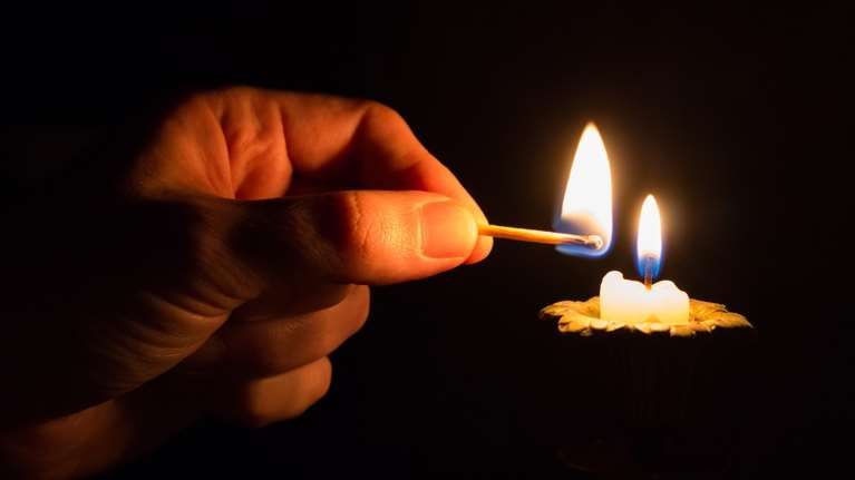 Πάτρα: Διαμαρτυρία με κεριά για το ρεύμα - Σε κατάστημα ήρθε τριπλάσιος λογαριασμός, στα 9.000 ευρώ