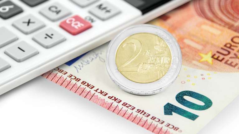 Άμεση αύξηση του κατώτατου μισθού στα 908 ευρώ μηνιαίως προτείνει η ΓΣΕΕ