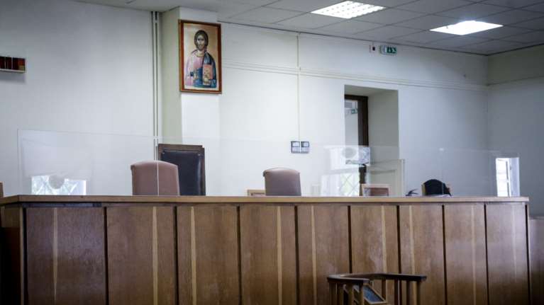 Ηράκλειο: Σε παραλήρημα ο 43χρονος μητροκτόνος στο δικαστήριο - "Είμαστε στο 2123, απήγαγαν τη γυναίκα μου, η μητέρα μου ζει"