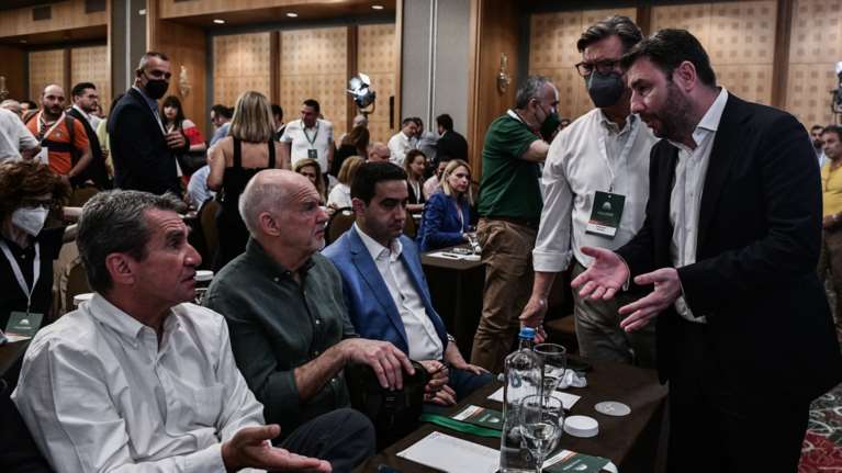 Κριτική από το ΠΑΣΟΚ για τη νέα Κυβέρνηση: &quot;Εναλλαγή ρόλων στην παρέα του Μαξίμου&quot;- &quot;Καλή επιτυχία&quot; ευχήθηκε ο Λοβέρδος