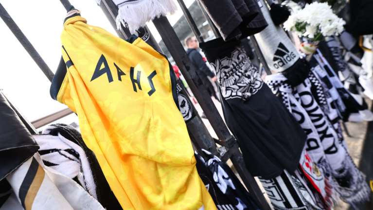 Τραγωδία στη Ρουμανία: Αντιπροσωπεία του Άρη άφησε λουλούδια στην Τούμπα στη μνήμη των θυμάτων [εικόνες - βίντεο]