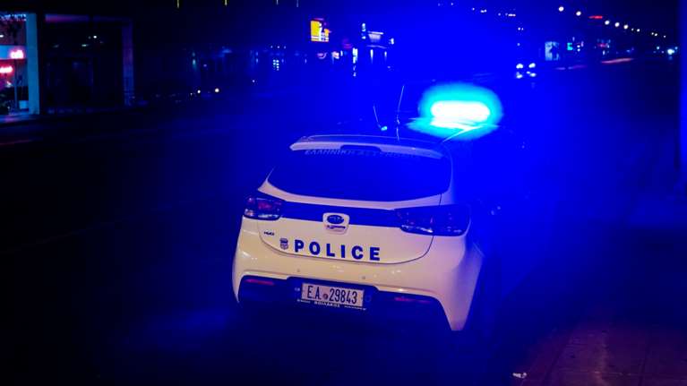 Ξινό τους βγήκε το κορονοπάρτι στην Αχαΐα: Πρόστιμα και δύο συλλήψεις επειδή χτύπησαν αστυνομικό