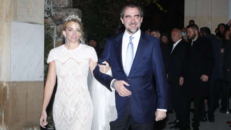 Γάμος Νικόλαου Ντε Γκρες και Χρυσής Βαρδινογιάννη: Οι "άγνωστες" φωτογραφίες μέσα από το ιερό την ώρα της τελετής